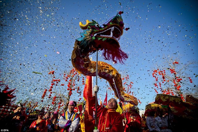 Hàng triệu người Trung Quốc chào đón năm Rồng trên khắp thế giới ảnh 1