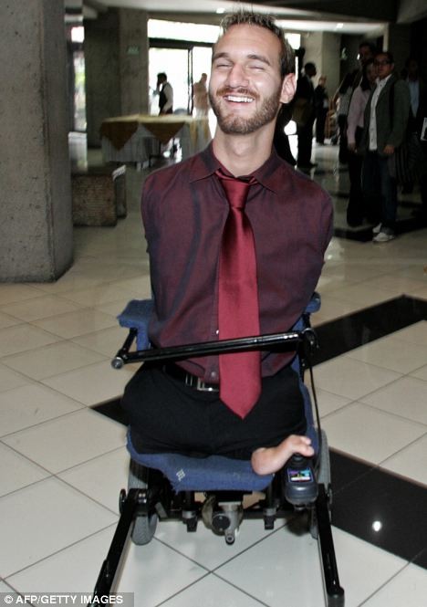 Nick Vujicic- chàng trai không tay, không chân đã lấy vợ ảnh 2