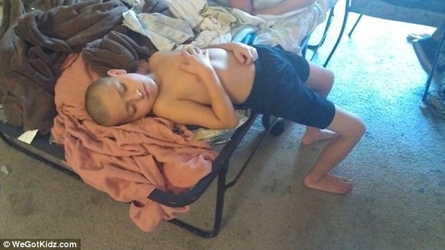 Ngộ nghĩnh những đứa trẻ bạ đâu ngủ đấy ảnh 1