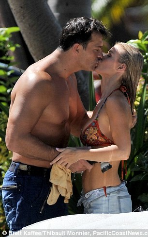 Joanna Krupa diện bikini tình tứ bên hôn phu ảnh 2