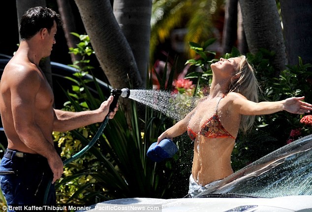 Joanna Krupa diện bikini tình tứ bên hôn phu ảnh 10