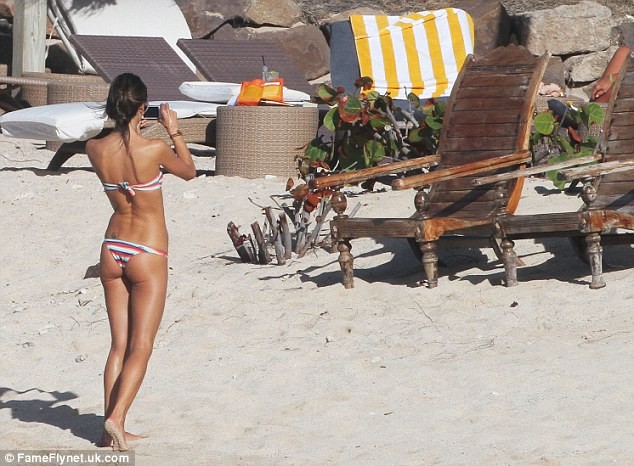 Alessandra Ambrosio xộc xệch diện bkini ảnh 2