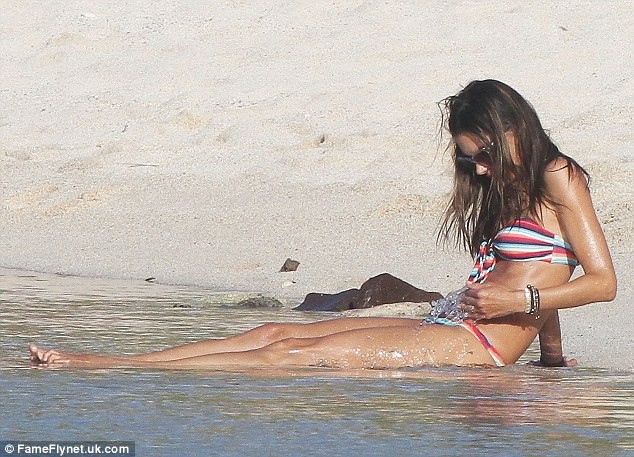 Alessandra Ambrosio xộc xệch diện bkini ảnh 9