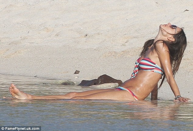 Alessandra Ambrosio xộc xệch diện bkini ảnh 10