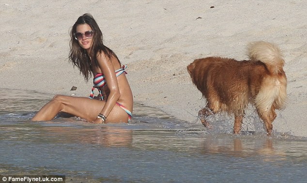 Alessandra Ambrosio xộc xệch diện bkini ảnh 14