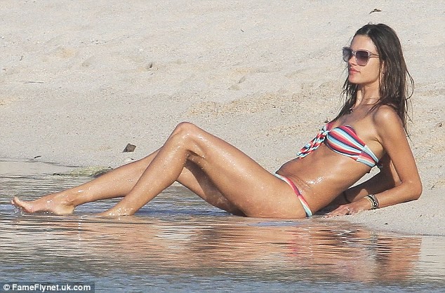 Alessandra Ambrosio xộc xệch diện bkini ảnh 12