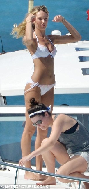 Candice Swanepoel diện bikini trên du thuyền sang trọng ảnh 1