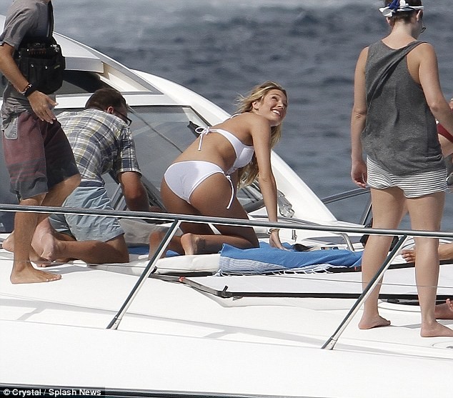 Candice Swanepoel diện bikini trên du thuyền sang trọng ảnh 3