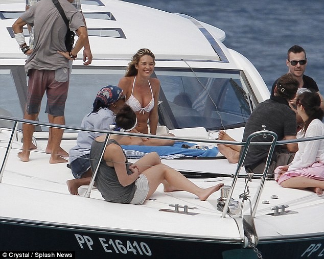 Candice Swanepoel diện bikini trên du thuyền sang trọng ảnh 4
