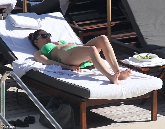 Hành động lạ kỳ của Kelly Brook với bộ ngực khủng bên bể bơi ảnh 9