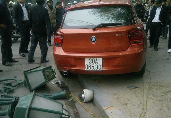Nữ tài xế lái BMW đâm nát cột đèn ảnh 4