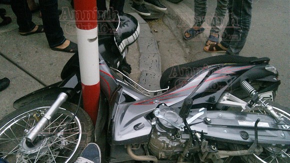 Nữ tài xế lái BMW đâm nát cột đèn ảnh 5