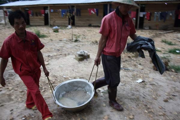 Nghi ngờ lao động bất hợp pháp, 124 thợ mỏ Trung Quốc bị bắt ảnh 1