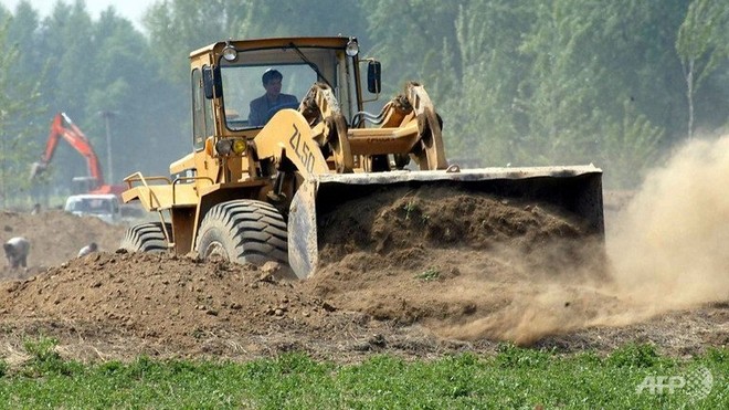 Trung Quốc: Bé 3 tuổi bị xe ủi đất của chính quyền cán chết ảnh 1