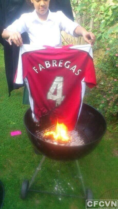 Fan Arsenal phẫn nộ trước thông tin Cesc Fabregas gia nhập Chelsea ảnh 2