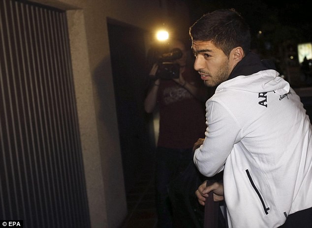 Luis Suarez đã tới Tây Ban Nha để hoàn tất hợp đồng với Barcelona ảnh 1