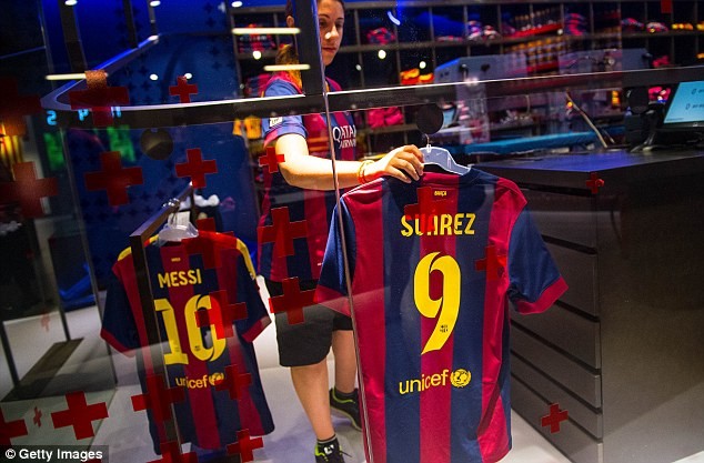 Luis Suarez đã tới Tây Ban Nha để hoàn tất hợp đồng với Barcelona ảnh 3