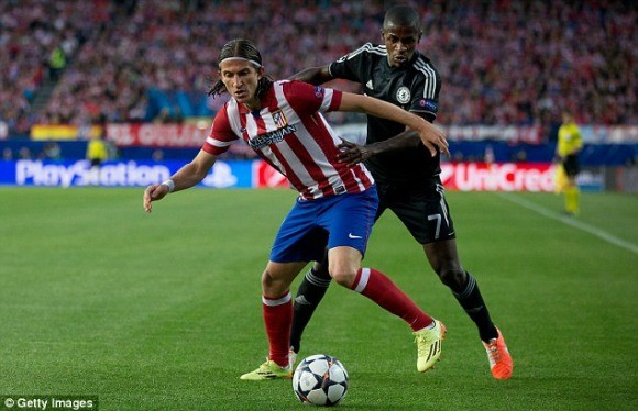 Chelsea mua Felipe Luis, bán Demba Ba ảnh 2
