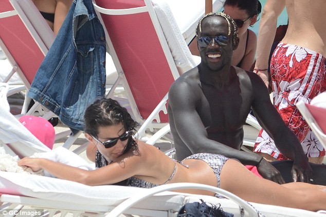 "Nóng rực" với siêu mẫu của Sagna trên biển ảnh 4
