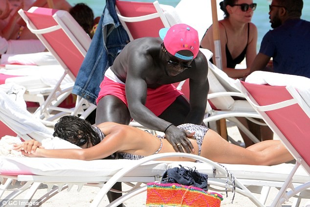 "Nóng rực" với siêu mẫu của Sagna trên biển ảnh 5