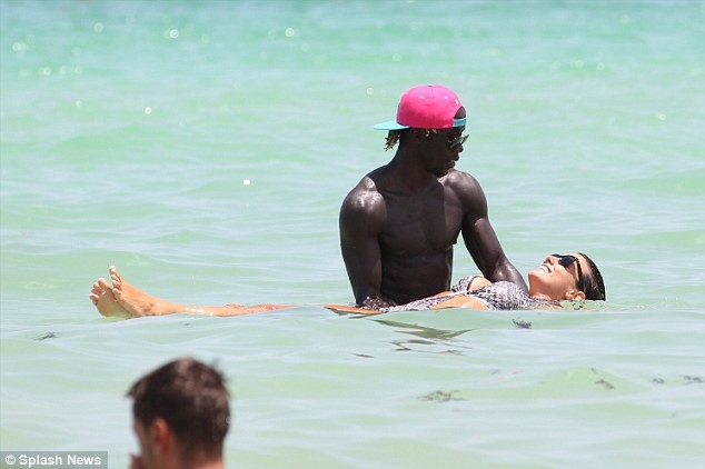 "Nóng rực" với siêu mẫu của Sagna trên biển ảnh 2