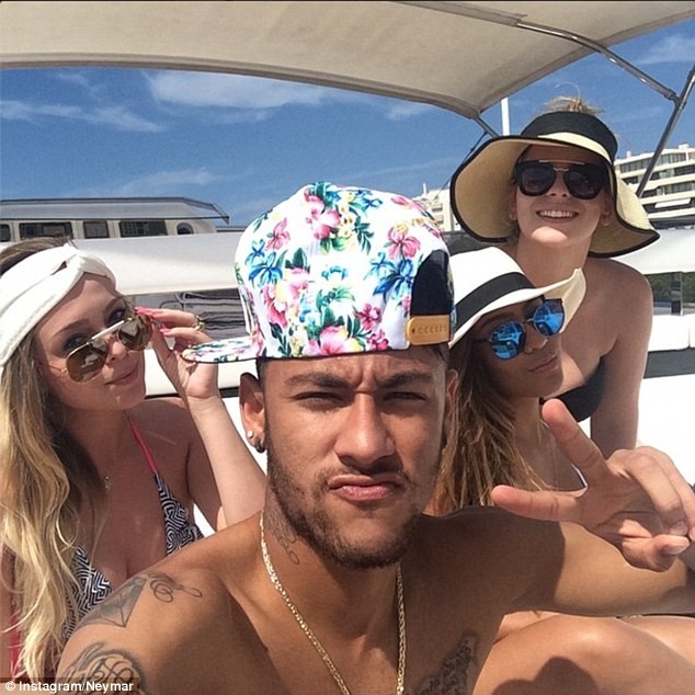 Neymar vui thú bên cạnh "quả bom sex" Paris Hilton ảnh 1