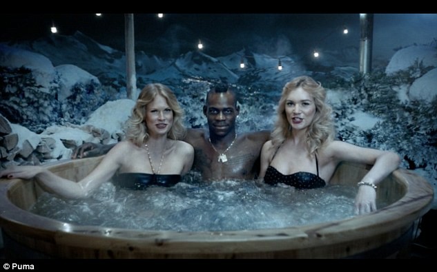 Balotelli và Usain Bolt lại đắm mình cùng những người đẹp ảnh 2