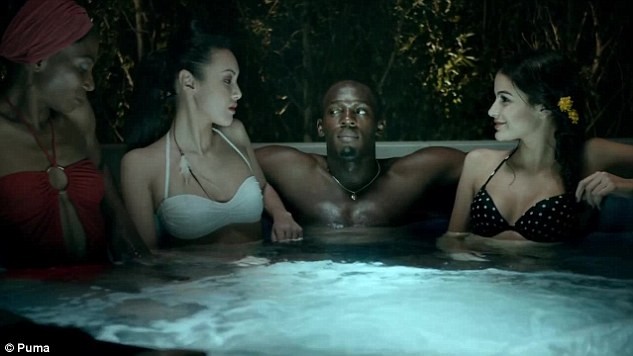 Balotelli và Usain Bolt lại đắm mình cùng những người đẹp ảnh 1