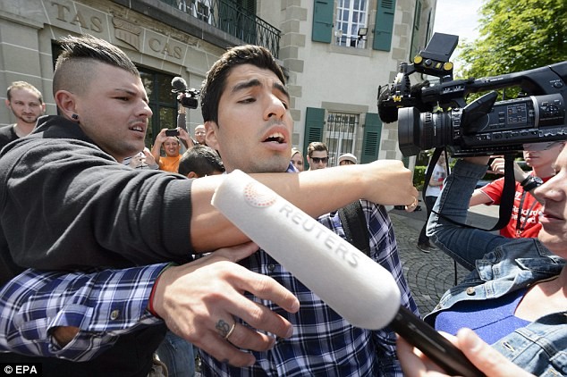 Chùm ảnh: Luis Suarez trước và sau phiên kháng cáo án phạt 4 tháng ảnh 5