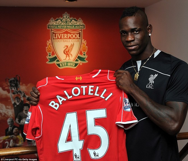 "Siêu quậy" Balotelli chính thức trở thành một "Quỷ Đỏ" vùng Merseyside ảnh 2