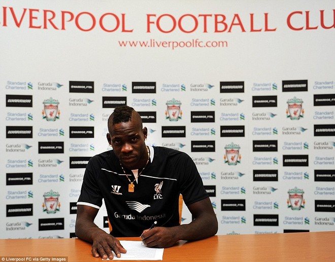 "Siêu quậy" Balotelli chính thức trở thành một "Quỷ Đỏ" vùng Merseyside ảnh 1