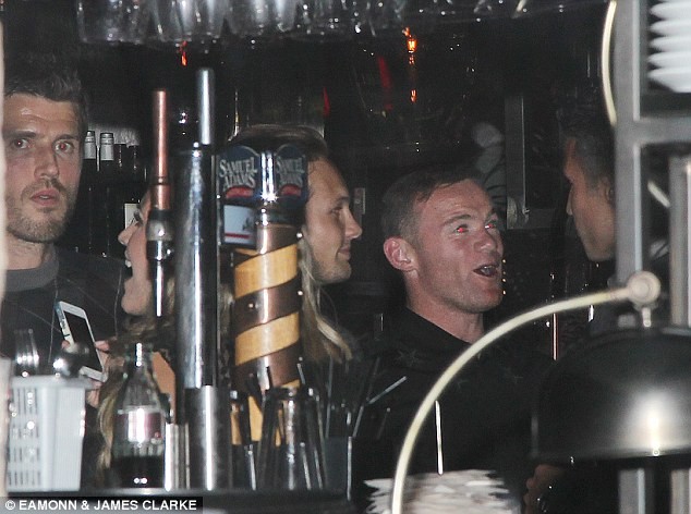 Rooney "cầm đầu" các sao MU đi "xõa", dửng dưng với Champions League ảnh 2