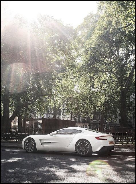 Chiêm ngưỡng Aston Martin One-77 trắng tuyệt đẹp ở London ảnh 5