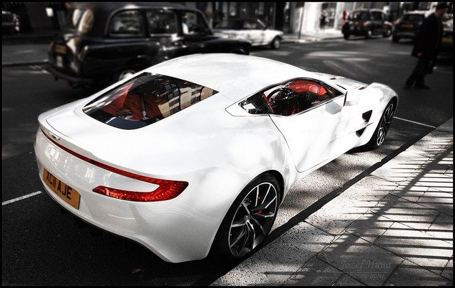 Chiêm ngưỡng Aston Martin One-77 trắng tuyệt đẹp ở London ảnh 3