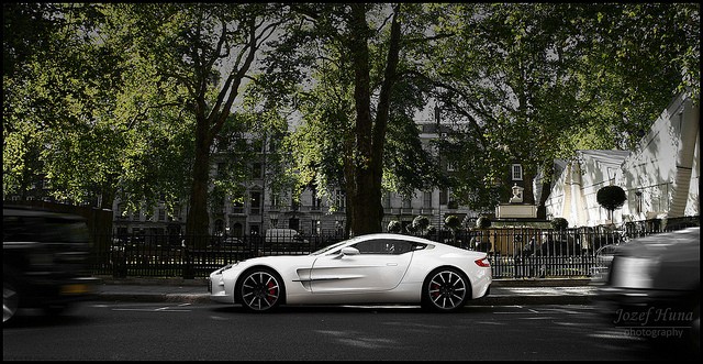 Chiêm ngưỡng Aston Martin One-77 trắng tuyệt đẹp ở London ảnh 2