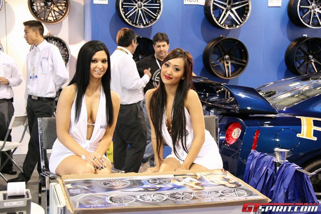 Thỏa sức ngắm người đẹp bốc lửa tại SEMA 2011 ảnh 6