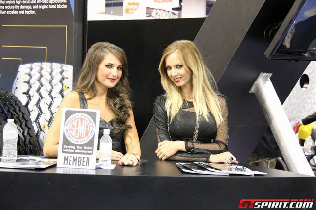 Thỏa sức ngắm người đẹp bốc lửa tại SEMA 2011 ảnh 7