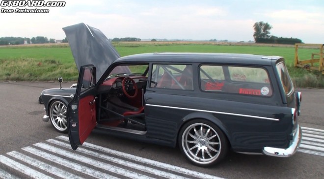 Ferrari 458 Italia 2011 "bẽ mặt" vì "ông già" Volvo Amazon 1967 ảnh 1