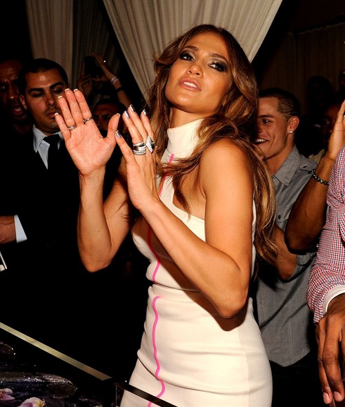 J.Lo cặp kè cùng vũ công trẻ hơn... 18 tuổi? ảnh 2