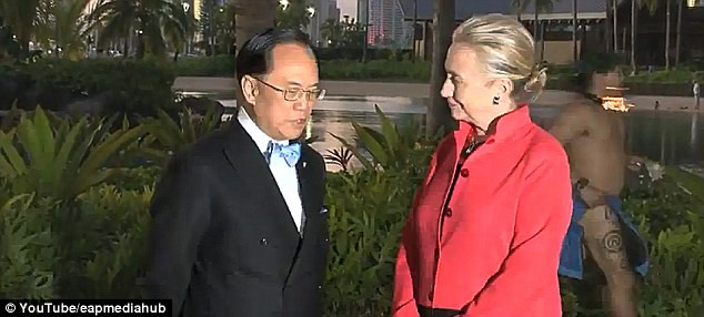 Bà Hilary Clinton bật cười trước... chàng trai khỏa thân ảnh 1