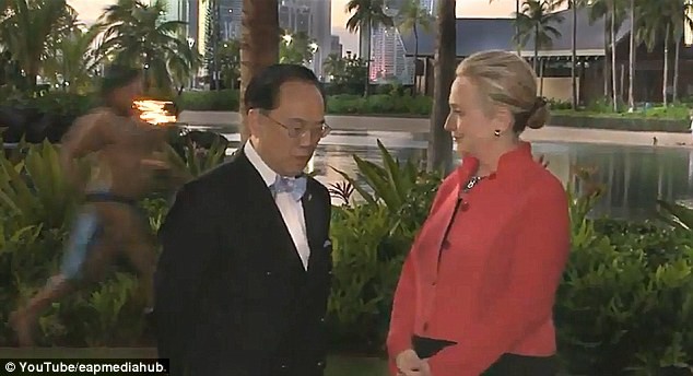Bà Hilary Clinton bật cười trước... chàng trai khỏa thân ảnh 2