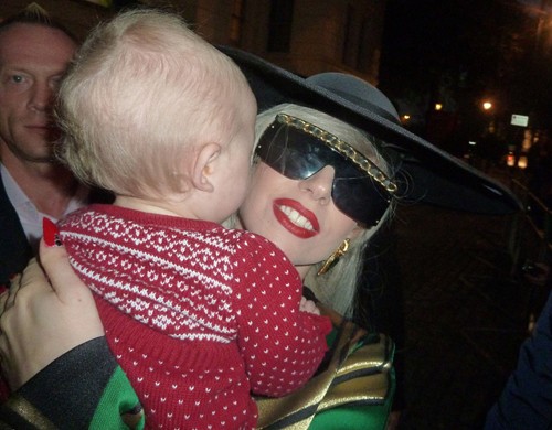 Lady Gaga "dọa ma" trẻ con ảnh 1