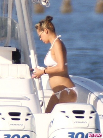 Anna Kournikova hạnh phúc bên Enrique Iglesias trong kì nghỉ ở Miami ảnh 1