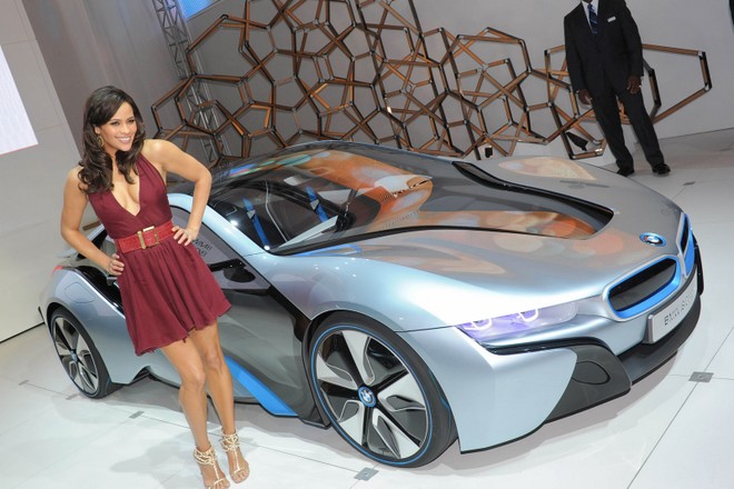 Cặp đôi BMW i3 và i8 trình diễn ấn tượng cùng người đẹp Mission Impossible 4 ảnh 6
