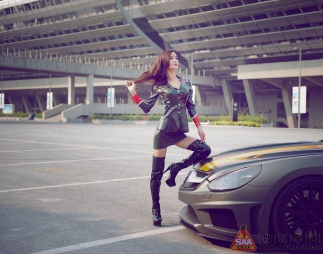 Mỹ nữ châu Á "lả lướt" bên siêu xe Carlsson C25 ảnh 7