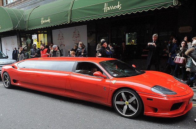 "Cưỡi" Ferrari Limousine dài nhất thế giới đi shopping ảnh 1