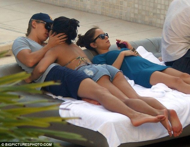 Vanessa Hudgens không ngại "âu yếm" bạn trai nơi công cộng ảnh 1