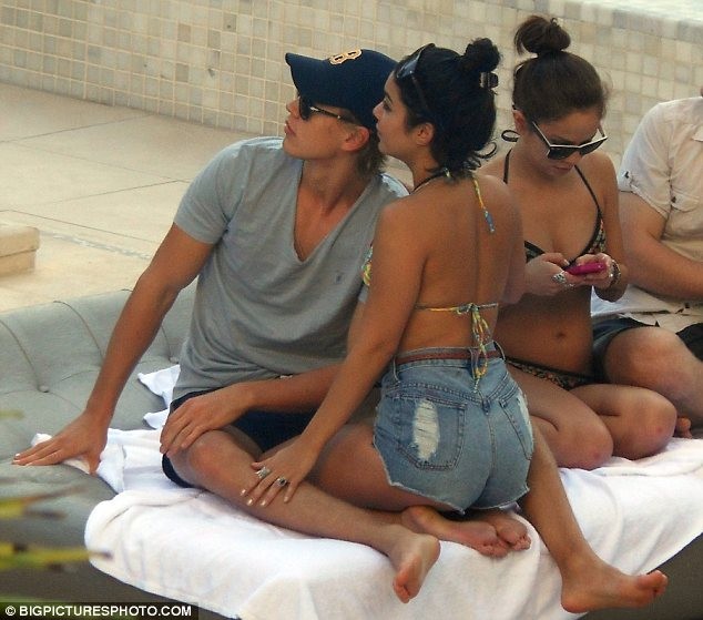 Vanessa Hudgens không ngại "âu yếm" bạn trai nơi công cộng ảnh 2