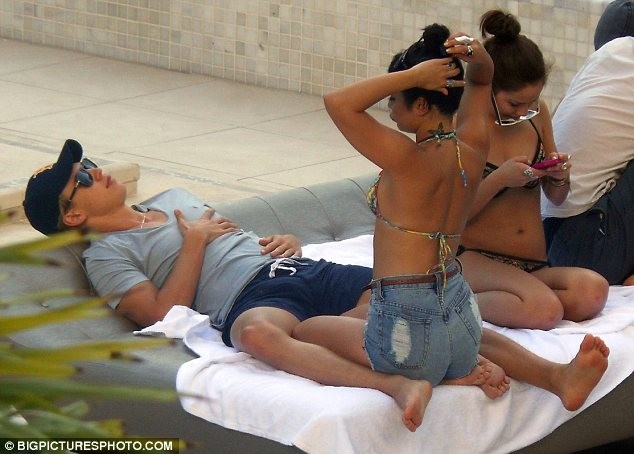 Vanessa Hudgens không ngại "âu yếm" bạn trai nơi công cộng ảnh 3