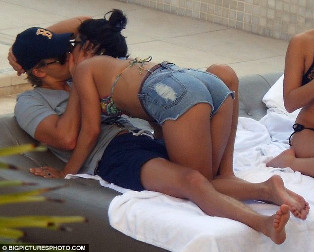 Vanessa Hudgens không ngại "âu yếm" bạn trai nơi công cộng ảnh 4
